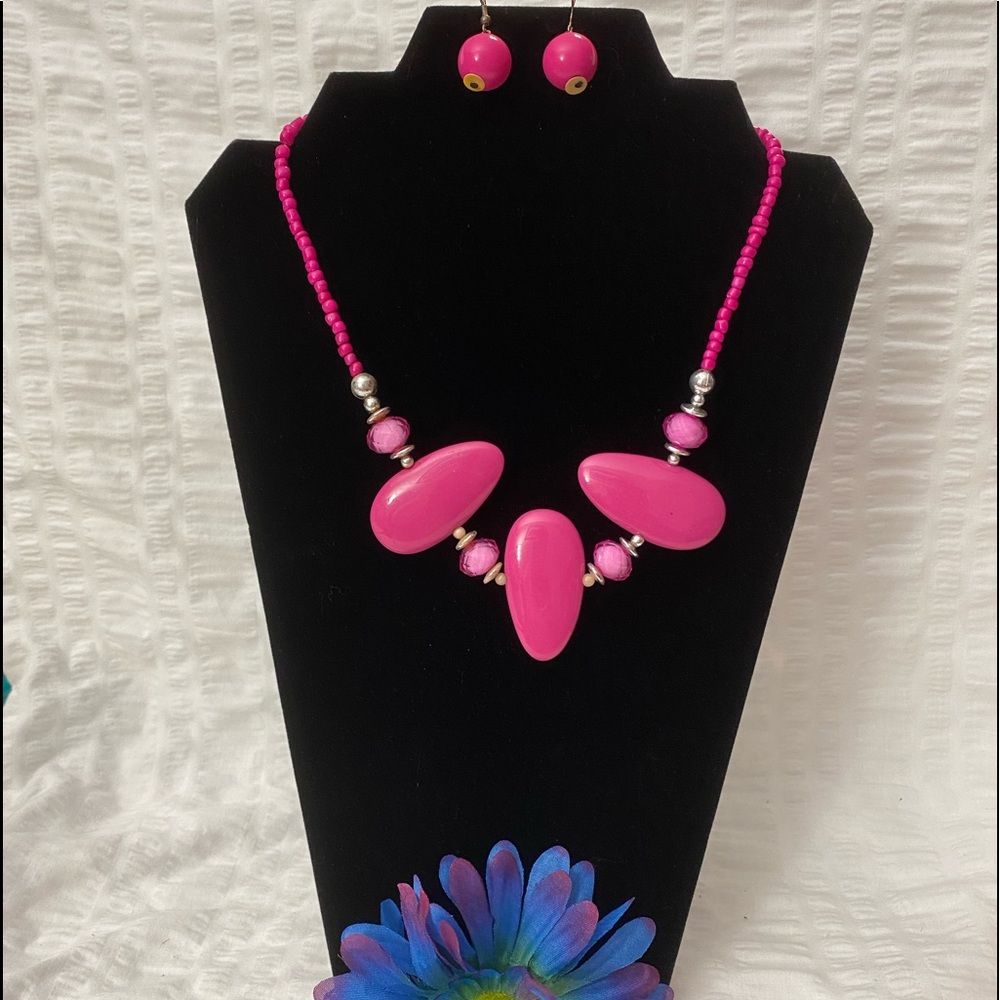 💥3/$25💥 Retro 80’s Pink Necklace and Earring Set.